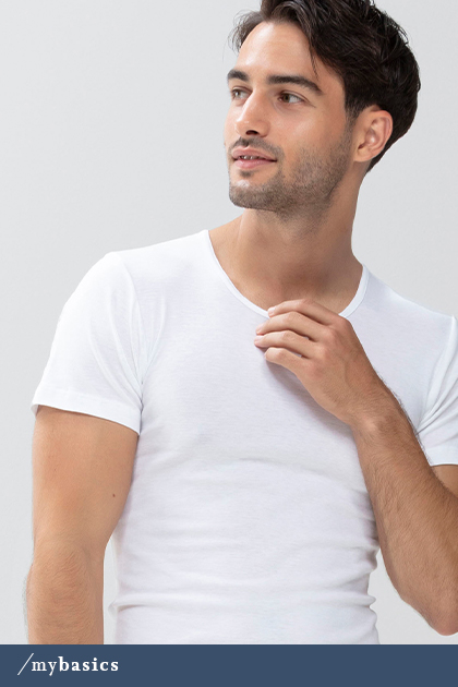 Mann trägt weißes Crew-Neck-Shirt aus der Serie Casual Cotton | mey®