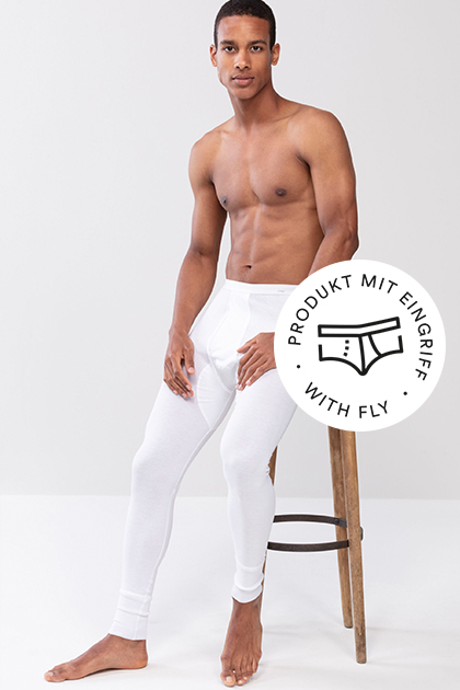 Serie Noblesse für Herren, weiße lange Hose am Model, mey® Icon für Eingriff, Slip mit eingezeichnetem Eingriff | mey® 