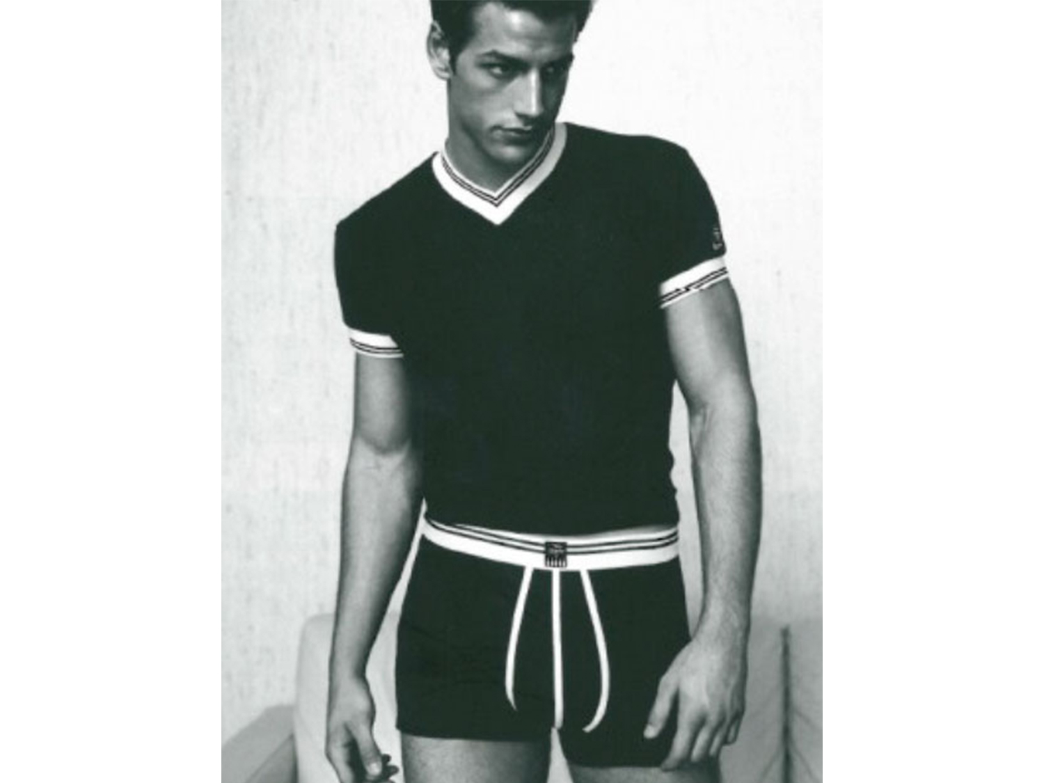 Altes Männer-Modelbild, Schwarzweiß-Aufnahme, mit sportlich anmutender Wäsche mit gestreiften Bündchen | mey® 