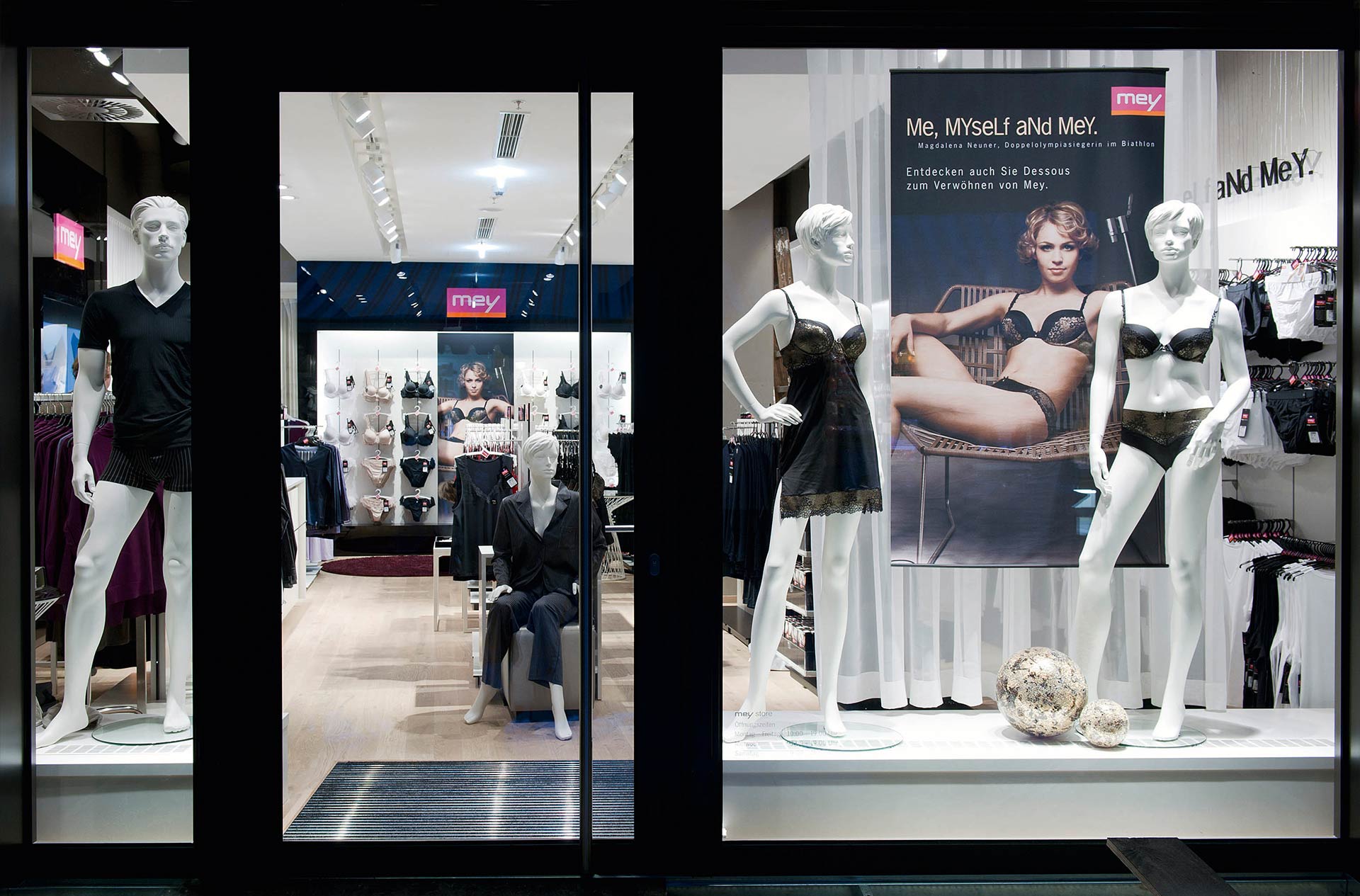 Store in Wiesbaden, Aufnahme von Außen, die Eingangstüre, Schaufensterpuppen und ein mey Werbeplakat im Vordergrund | mey® 